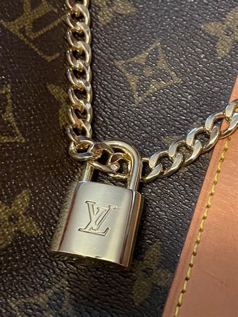 louis vuitton locks logo.